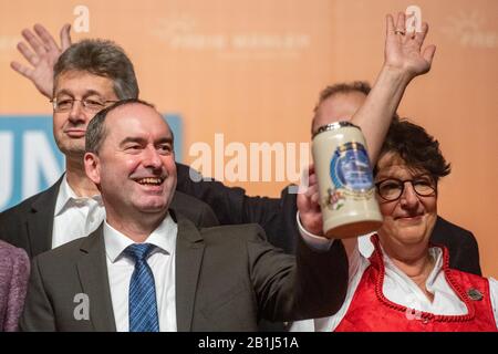 Deggendorfer, Deutschland. Februar 2020. Hubert Aiwanger, Vorsitzender der Freien Wähler und Bayerischer Wirtschaftsminister (2. Von links, vorne), hält am politischen Aschermittwochs der Freien Wähler neben Michael Piazolo (Freie Wähler, hinten l), Bayerischer Staatsminister für Bildung und Kultur, einen Bierbecher in der Hand. Und Susann Enders, Generalsekretär der Freien Wähler. Credit: Armin Weigel / dpa / Alamy Live News Stockfoto