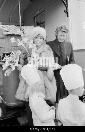 Rudi Carrell, deutscher Showmaster und Entertainer, bei einer Hochzeit mit Anke Bobbert, Deutschland 1974. Der niederländische Fernsehmoderator und Entertainer Rudi Carrell anlässlich der Hochzeit mit Anke Bobbert, Deutschland 1974. Stockfoto