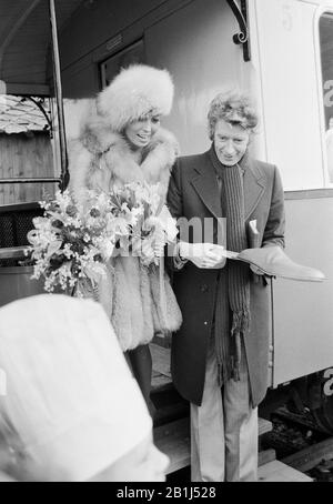 Rudi Carrell, deutscher Showmaster und Entertainer, bei einer Hochzeit mit Anke Bobbert, Deutschland 1974. Der niederländische Fernsehmoderator und Entertainer Rudi Carrell anlässlich der Hochzeit mit Anke Bobbert, Deutschland 1974. Stockfoto