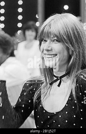 Die deutsche Sängerin und plant Katja Ebstein 5/6 eines Auftritts im Fernsehen, Deutschland 1970er. Deutsche Sängerin und Schauspielerin Katja Ebstein bei einem Fernsehauftritt, Deutschland 1970. Stockfoto