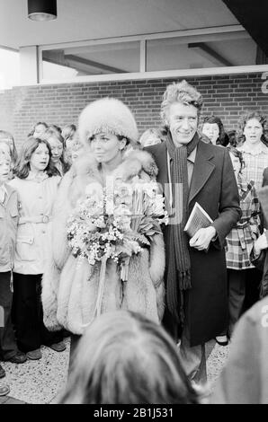 Rudi Carrell, deutscher Showmaster und Entertainer, bei einer Hochzeit mit Anke Bobbert, Deutschland 1974. Der niederländische Fernsehmoderator und Entertainer Rudi Carrell anlässlich der Hochzeit mit Anke Bobbert, Deutschland 1974. Stockfoto