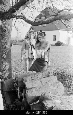 Rudi Carrell, deutscher Showmaster und Entertainer, bei einer Hochzeit mit Anke Bobbert, Deutschland 1974. Der niederländische Fernsehmoderator und Entertainer Rudi Carrell anlässlich der Hochzeit mit Anke Bobbert, Deutschland 1974. Stockfoto