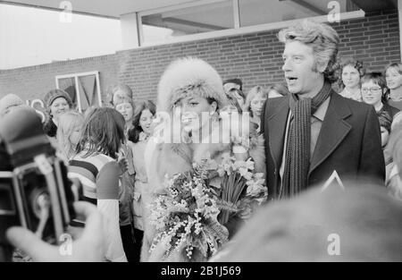 Rudi Carrell, deutscher Showmaster und Entertainer, bei einer Hochzeit mit Anke Bobbert, Deutschland 1974. Der niederländische Fernsehmoderator und Entertainer Rudi Carrell anlässlich der Hochzeit mit Anke Bobbert, Deutschland 1974. Stockfoto