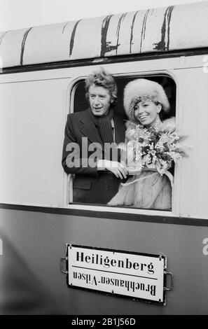 Rudi Carrell, deutscher Showmaster und Entertainer, bei einer Hochzeit mit Anke Bobbert, Deutschland 1974. Der niederländische Fernsehmoderator und Entertainer Rudi Carrell anlässlich der Hochzeit mit Anke Bobbert, Deutschland 1974. Stockfoto