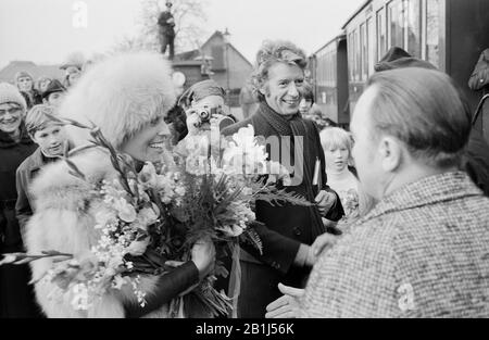 Rudi Carrell, deutscher Showmaster und Entertainer, bei einer Hochzeit mit Anke Bobbert, Deutschland 1974. Der niederländische Fernsehmoderator und Entertainer Rudi Carrell anlässlich der Hochzeit mit Anke Bobbert, Deutschland 1974. Stockfoto