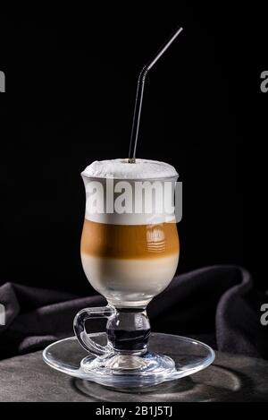 Mehrschichtiger Kaffee isoliert auf Schwarz Stockfoto