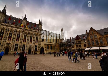 Brügges, flanders, Belgien. August 2019. Burgplatz ist einer der wichtigsten. Das prächtige Rathaus blickt darauf. Stockfoto