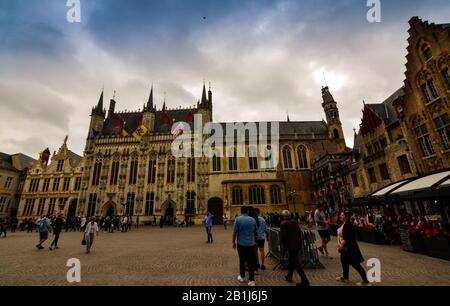 Brügges, flanders, Belgien. August 2019. Burgplatz ist einer der wichtigsten. Das prächtige Rathaus blickt darauf. Stockfoto