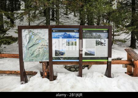Zakopane, Polen, 31. Januar 2020. Informationen und pädagogische Holztafel Morskie Oko Lake in der Tatra Mountains, Zakopane. Kredit: Waldemar-Sikora Stockfoto