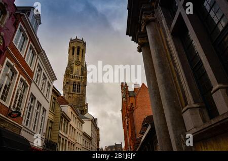 Brügges, flanders, Belgien. August 2019. Burgplatz ist einer der wichtigsten. Das prächtige Rathaus blickt darauf. Der Kirchturm der Stadt, der Stockfoto