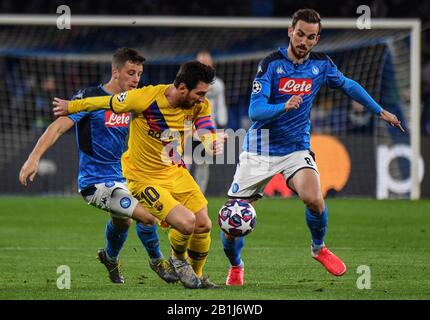 Neapel, Italien. Februar 2020. Barcelonas Argentinier Lionel Messi (C) kämpft mit Napolis deutschem Mittelfeldspieler Diego Demme (L) und Napolis spanischem Mittelfeldspieler Fabian Ruiz (R) während der UEFA Champions League-Runde des 16. Erstliga-Fußballspiels SSC Neapel gegen den FC Barcelona um den Ball. Napoli zog mit Barcelona 1-1. Kredit: Unabhängige Fotoagentur/Alamy Live News Stockfoto