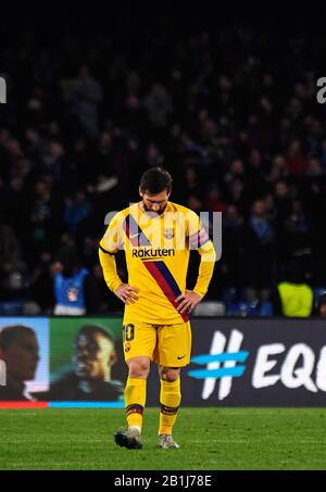 Neapel, Italien. Februar 2020. Barcelonas Argentinier Lionel Messi reagiert während der UEFA Champions League Runde des 16. Erstliga-Fußballspiels SSC Neapel gegen den FC Barcelona. Napoli zog mit Barcelona 1-1. Kredit: Unabhängige Fotoagentur/Alamy Live News Stockfoto