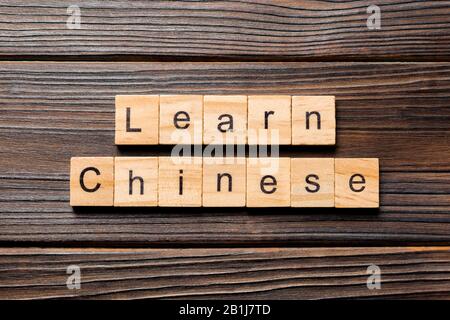 Chinesische Wort erfahren Sie auf Holz Block geschrieben. Chinesischen Text in Tabelle erfahren Sie, Konzept. Stockfoto