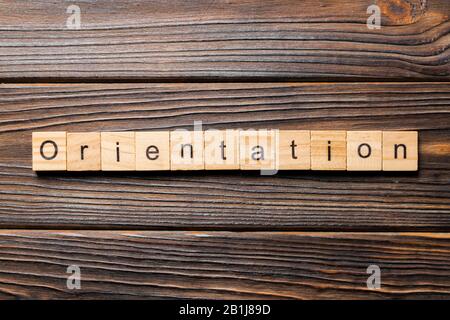 Orientierung Wort auf Holz Block geschrieben. Ausrichtung von Text auf Holz- Tabelle für Ihr Design, Konzept. Stockfoto
