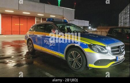 25. Februar 2020, Baden-Württemberg, Göppingen: Ein Polizeiwagen ist in der Notaufnahme der Klinik am Eichert abgestellt. Der erste Corona-Patient in Baden-Württemberg wurde in Göppingen bestätigt. Foto: Stefan Puchner / dpa Stockfoto