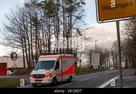 26. Februar 2020, Baden-Württemberg, Göppingen: An der Klinik am Eichert fährt ein Rettungswagen am Ortsschild von Göppingen vorbei. Der erste Corona-Patient in Baden-Württemberg wurde in Göppingen bestätigt. Foto: Stefan Puchner / dpa Stockfoto