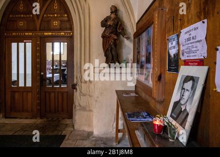 Melnik, Tschechien. Februar 2020. Eine Frömmigkeit in Erinnerung an den katholischen Priester Josef Toufar (1902-1950), der am Dienstag, den 25. Februar 2020, von der kommunistischen Geheimpolizei (StB) in der Kirche St. Peter und Paul in Melnik, Tschechien, getötet wurde. Credit: VIT Cerny/CTK Photo/Alamy Live News Stockfoto