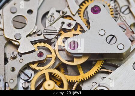 Uhrwerk, Getriebe in einer alten Uhr. Teamwork-Konzept, Idee, Technologie, Ewigkeit, Business. Makro Stockfoto