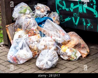 Viele Müllsäcke in einem Haufen Stockfoto