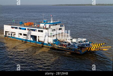 Die Fähre am Fluss Belem, die an einem Seismischen Schiff vorbeiführt, das im Amazonas-Fluss Brasiliens verankert ist. Stockfoto