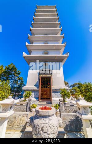 Da NANG, VIETNAM - 16. januar 2020: Linh Phong Tower auf Ba Na Nui Chua, Ba Na Mountain. Stockfoto