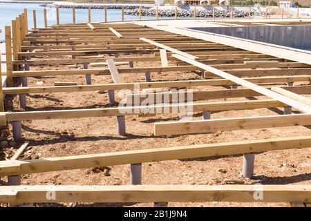 Holzfundament für ein neues Haus in der Nähe des Meeres. Stockfoto