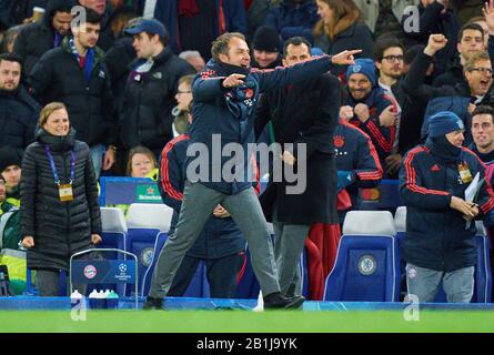 Champions League, Chelsea-München, London, 25. Februar 2020. Headcoach Hansi FLICK (FCB), Teammanager, Trainer, feiert 0-2 Tore, Serge GNABRY, FCB 22 glücklich, lachen, feiern, FC CHELSEA - FC BAYERN MÜNCHEN 0-3 UEFA Fußball Champions League, London, 25. Februar 2020, Saison 2019/2020, Runde der letzten sechzehn, FCB, Bayern, Bayern, Bayern, Bayern, München © Peter Schatz / Alamy Live News Stockfoto