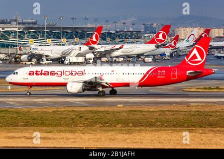 Istanbul, Türkei - 15. Februar 2019: Flugzeug AtlasGlobal Airbus A321 am Flughafen Istanbul Atatürk (ist) in der Türkei. Stockfoto