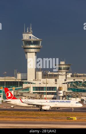 Istanbul, Türkei - 15. Februar 2019: Airbus A321 von Turkish Airlines am Flughafen Istanbul Atatürk (ist) in der Türkei. Stockfoto