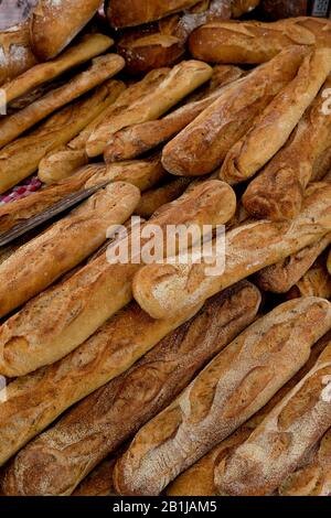 Stapel französischer Baguettes auf einem französischen Bauernmarkt Stockfoto