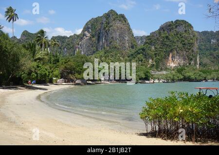 Railay Strand / Ostrand auf der Insel Krabi Thailand mit weißem Strand, blauem türkisfarbenem Meer, großen Felsen - einsame Insel - verborgener Ort Stockfoto