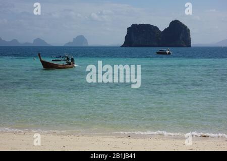 Koh Ngai Island (Koh Hai) Ostrand in der Nähe von Koh Lanta in der Provinz Krabi in Thailand mit weißem Strand, Langschwänzboot, blauem türkisfarbenem Meer, Felsen Stockfoto