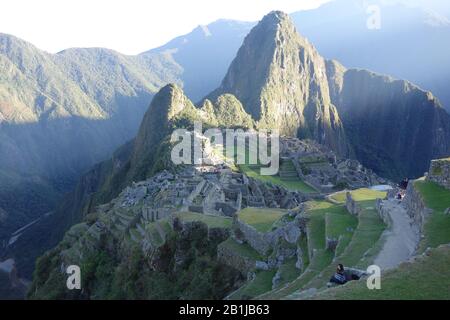 Machu Picchu bei Sonnenaufgang am Morgen - Hauptaussicht der Inka-Zitadelle in der Region Peru Cusco - UNESCO-Welterbe Stockfoto