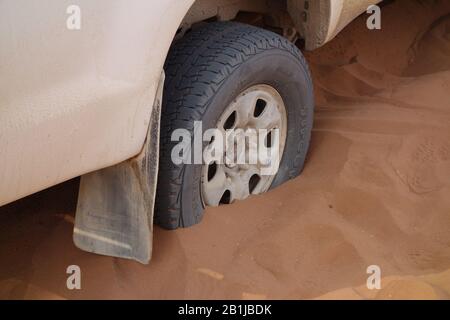 geländewagen mit Geländewagen, das in Sanddüne in der Wüste Sossusvlei in der Wüste von Namibia stecken geblieben ist Stockfoto