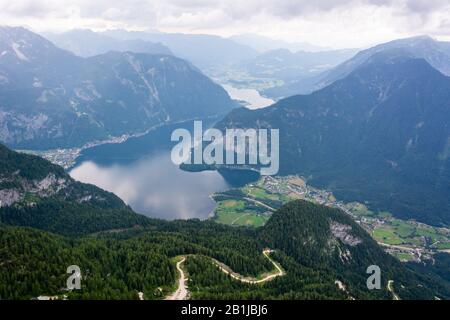 Blick über den Hallstatter See und die Städte Hallstatt und Obetraun, im Sommer. Stockfoto