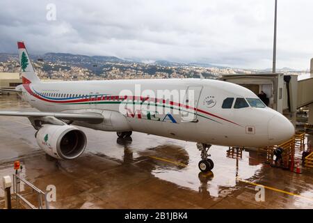 Beirut, Libanon - 16. Februar 2019: MEA Middle East Airlines Airbus A320-Flugzeug auf dem Flughafen Beirut (BEY) im Libanon. Stockfoto