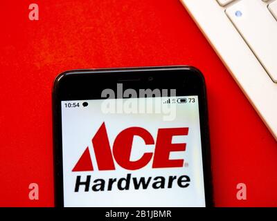 26. Februar 2020, Ukraine: In dieser Abbildung ist das Ace Hardware-Logo auf einem Smartphone zu sehen. (Bild: © Igor Golovniov/SOPA Bilder über ZUMA Draht) Stockfoto