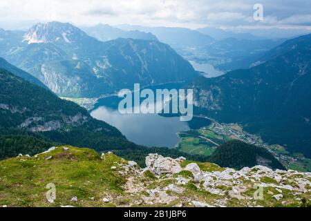 Blick über den Hallstatter See und die Städte Hallstatt und Obetraun, im Sommer. Stockfoto