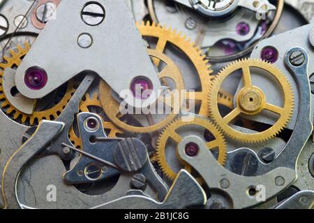 Uhrwerk, Getriebe in einer alten Uhr. Teamwork-Konzept, Idee, Technologie, Ewigkeit, Business. Makro Stockfoto