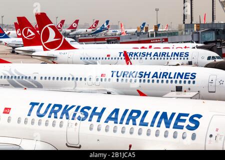 Istanbul, Türkei - 28. Mai 2014: Flugzeuge der Turkish Airlines am Flughafen Istanbul Atatürk (ist) in der Türkei. Stockfoto