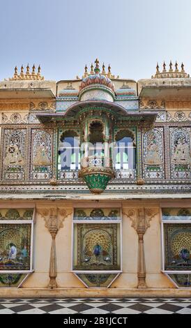Exquisite Glasarbeiten im Innenhof des Stadtpalasts von Udaipur, Rajasthan, Indien Stockfoto