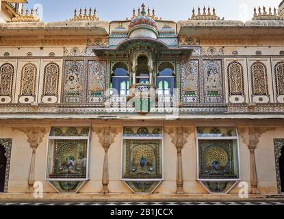 Exquisite Glasarbeiten im Innenhof des Stadtpalasts von Udaipur, Rajasthan, Indien Stockfoto