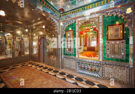 Exquisite Glasarbeiten, Zimmer mit farbigen Spiegeln im Stadtpalast von Udaipur, Rajasthan, Indien Stockfoto