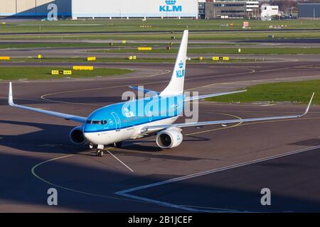 Amsterdam, Niederlande - 19. April 2015: KLM Royal Dutch Airlines Boeing 737-700 Flugzeug auf dem Flughafen Amsterdam Schiphol (AMS) in den Niederlanden. Stockfoto