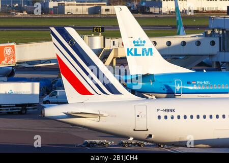 Amsterdam, Niederlande - 19. April 2015: KLM Royal Dutch Airlines und Air France Airplanes am Flughafen Amsterdam Schiphol (AMS) in den Niederlanden. Stockfoto
