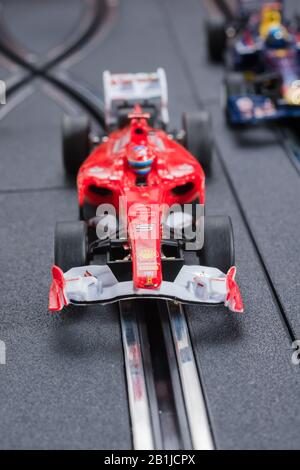 Modell Formel 1 Ferrari-STYLE-Autorennen auf einer Scalextric-Strecke Stockfoto