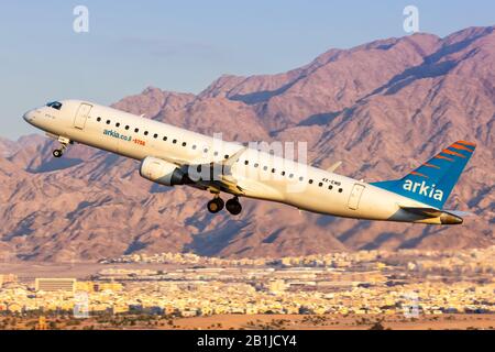 Eilat, Israel - 21. Februar 2019: Arkia Embraer 190 Flugzeug am Flughafen Eilat (ETH) in Israel. Stockfoto