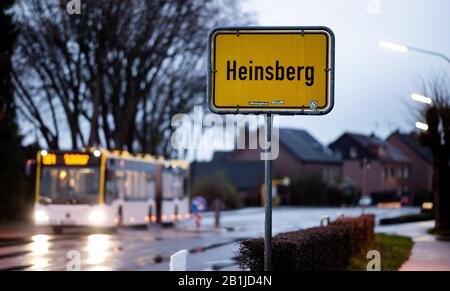 Heinsberg, Deutschland. Februar 2020. Ein Bus fährt am Ortsschild von Heinsberg vorbei. Das nordrhein-westfälische Gesundheitsministerium wird am Mittwoch über das weitere Vorgehen nach der ersten nachgewiesenen Coronvirus-Infektion in NRW beraten. Gespräche seien geplant, um die Situation zu bewerten, sagte ein Sprecher der Deutschen Presse-Agentur am frühen Mittwochmorgen. Credit: Jonas-Güttler / dpa / Alamy Live News Stockfoto