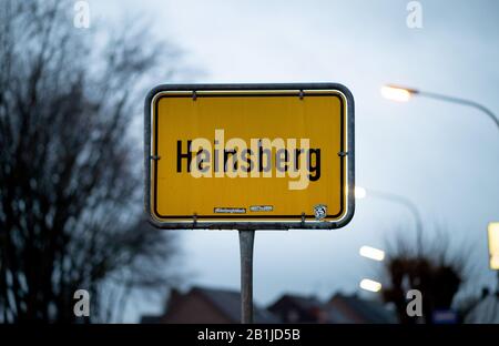 Heinsberg, Deutschland. Februar 2020. Das Ortsschild von Heinsberg. Das nordrhein-westfälische Gesundheitsministerium wird am Mittwoch über das weitere Vorgehen nach der ersten nachgewiesenen Coronvirus-Infektion in NRW beraten. Gespräche seien geplant, um die Situation zu bewerten, sagte ein Sprecher der Deutschen Presse-Agentur am frühen Mittwochmorgen. Credit: Jonas-Güttler / dpa / Alamy Live News Stockfoto