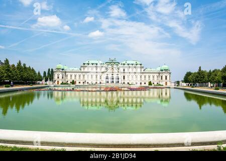 Oberbau des Schlosses Belvedere in Wien, Österreich, über einen Teich, im Sommer. Stockfoto